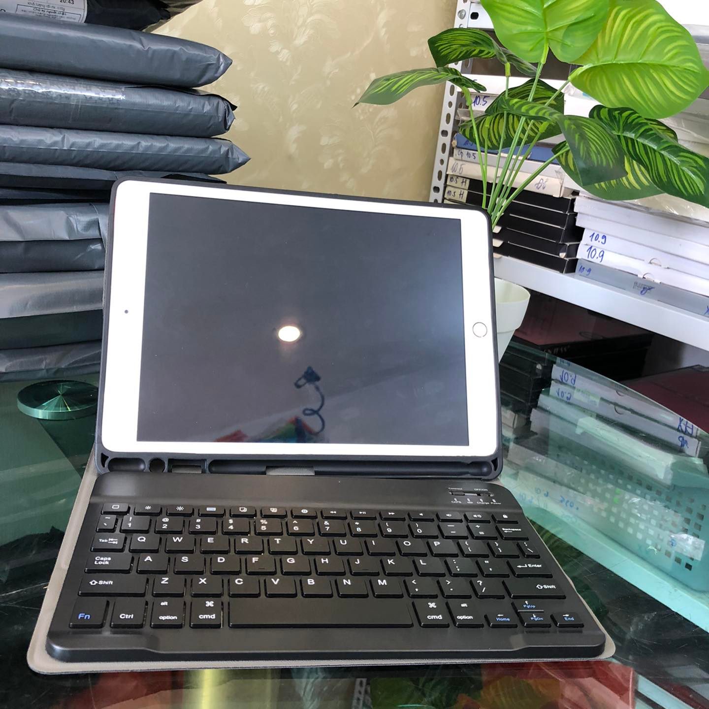 Bao Da Ipad Air 3 10 5 Inch Smart Keyboard Kem Ban Phim Bluetooth Co Khay Dung But (8)