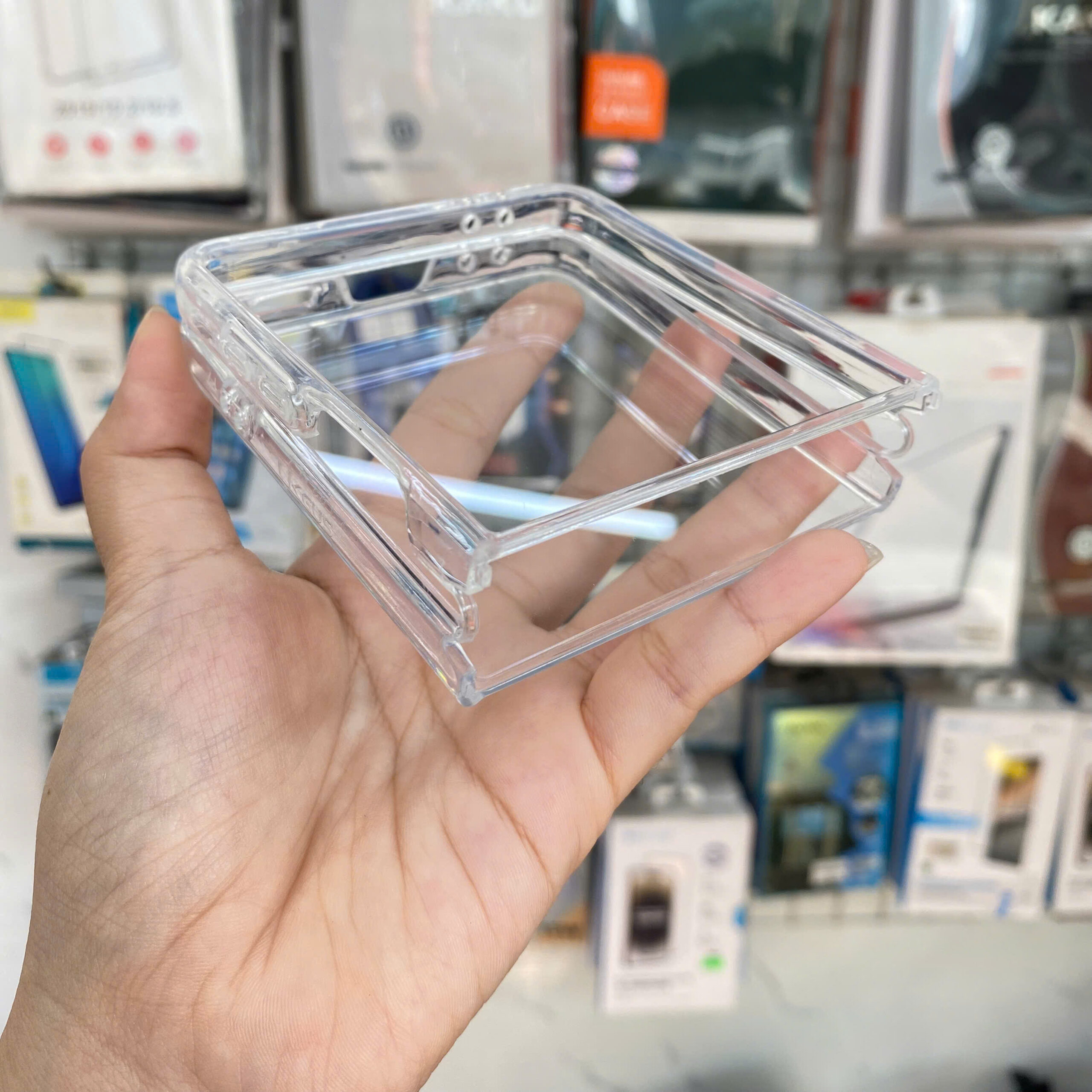 Op Deo Trong Samsung Z Flip 7 Chinh Hang Likgus Light Fit (2)